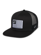 Alpinestars Flag Flat Trucker Hat, cappello nero con visiera piatta e corona strutturata, retro in mesh nero traspirante, patch frontale rettangolare con strisce orizzontali e logo a stella, ricamo laterale, design casual ispirato al motorsport