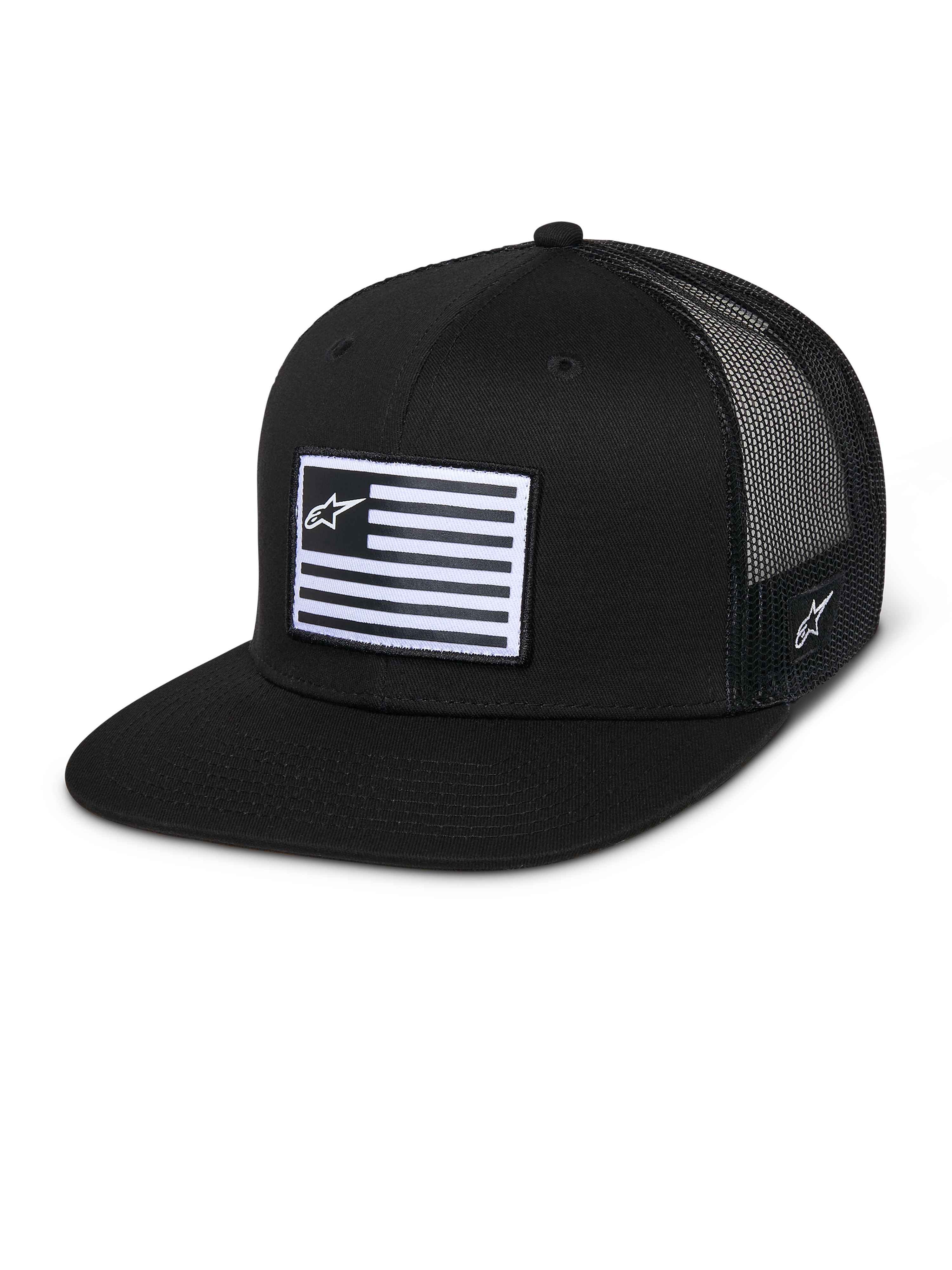 Alpinestars Flag Flat Trucker Hat, cappello nero con visiera piatta e corona strutturata, retro in mesh nero traspirante, patch frontale rettangolare con strisce orizzontali e logo a stella, ricamo laterale, design casual ispirato al motorsport