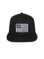Cappello Alpinestars Flag Flat Trucker, nero, berretto con visiera piatta e corona strutturata, patch rettangolare centrale con bandiera bianca e logo Alpinestars, retro in rete, streetwear casual ispirato al motorsport