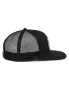 Cappello Alpinestars Flag Flat Trucker, nero, vista laterale con visiera piatta, corona strutturata e retro in rete di poliestere nero, copricapo casual ispirato al motorsport