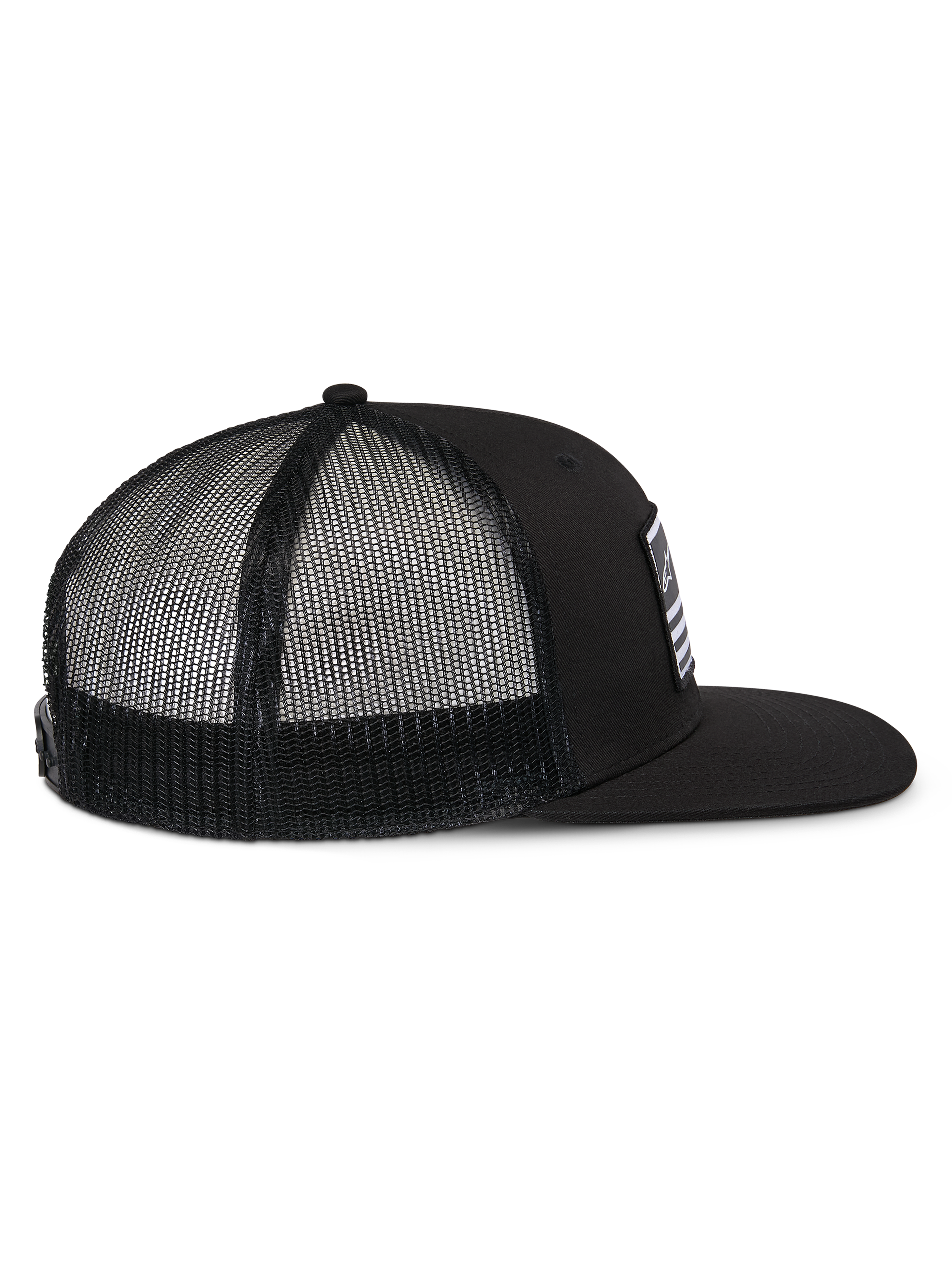 Cappello Alpinestars Flag Flat Trucker, nero, vista laterale con visiera piatta, corona strutturata e retro in rete di poliestere nero, copricapo casual ispirato al motorsport