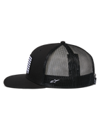 Cappello Alpinestars Flag Flat Trucker, profilo laterale, nero, visiera piatta e corona strutturata, retro in rete di poliestere traspirante, patch frontale con bandiera e logo laterale bianco ricamato, copricapo casual ispirato al motorsport
