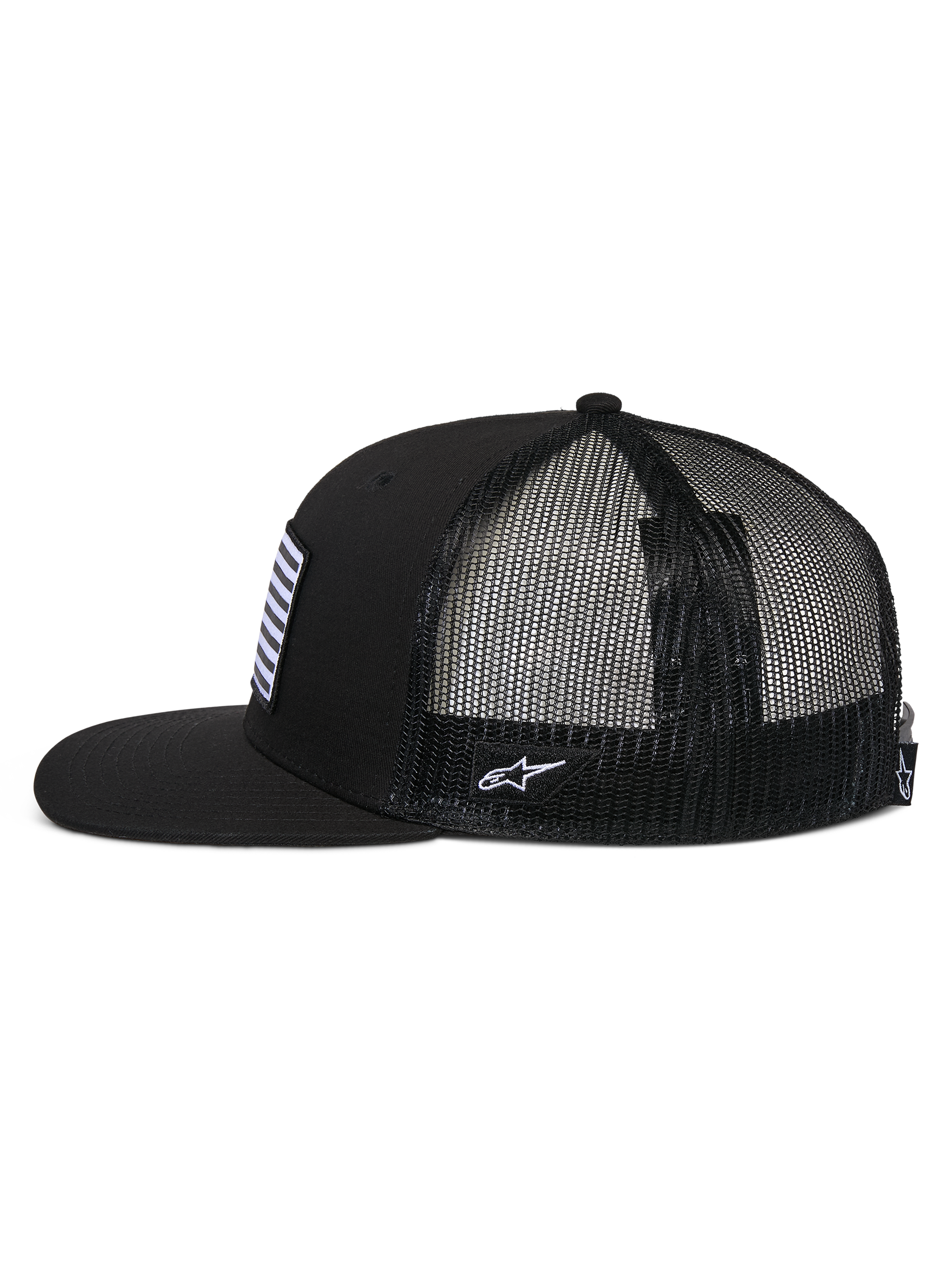 Cappello Alpinestars Flag Flat Trucker, profilo laterale, nero, visiera piatta e corona strutturata, retro in rete di poliestere traspirante, patch frontale con bandiera e logo laterale bianco ricamato, copricapo casual ispirato al motorsport