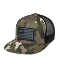 Alpinestars Flag Flat Trucker Hat, cappello trucker mimetico verde e nero con visiera piatta, retro in rete traspirante, corona strutturata con patch logo a forma di bandiera nera, copricapo casual da motorsport.