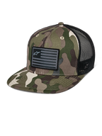 Alpinestars Flag Flat Trucker Hat, cappello trucker mimetico verde e nero con visiera piatta, retro in rete traspirante, corona strutturata con patch logo a forma di bandiera nera, copricapo casual da motorsport.