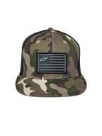 Cappello Alpinestars Flag Flat Trucker, mimetico verde e nero, visiera piatta con corona strutturata, patch a bandiera nera con logo Alpinestars, retro in rete, accessorio casual ispirato al motorsport