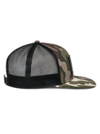 Cappello Alpinestars Flag Flat Trucker, verde mimetico e nero, profilo laterale con visiera piatta mimetica, parte anteriore strutturata e retro in rete nera traspirante, chiusura snapback, copricapo casual da motorsport