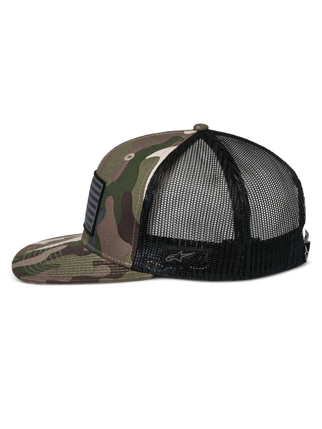 Cappello Alpinestars Flag Flat Trucker, mimetico verde e nero, visiera piatta e corona strutturata, parte anteriore in twill mimetico e retro in rete nera, vista laterale con patch a bandiera e logo ricamato, streetwear casual ispirato al motorsport