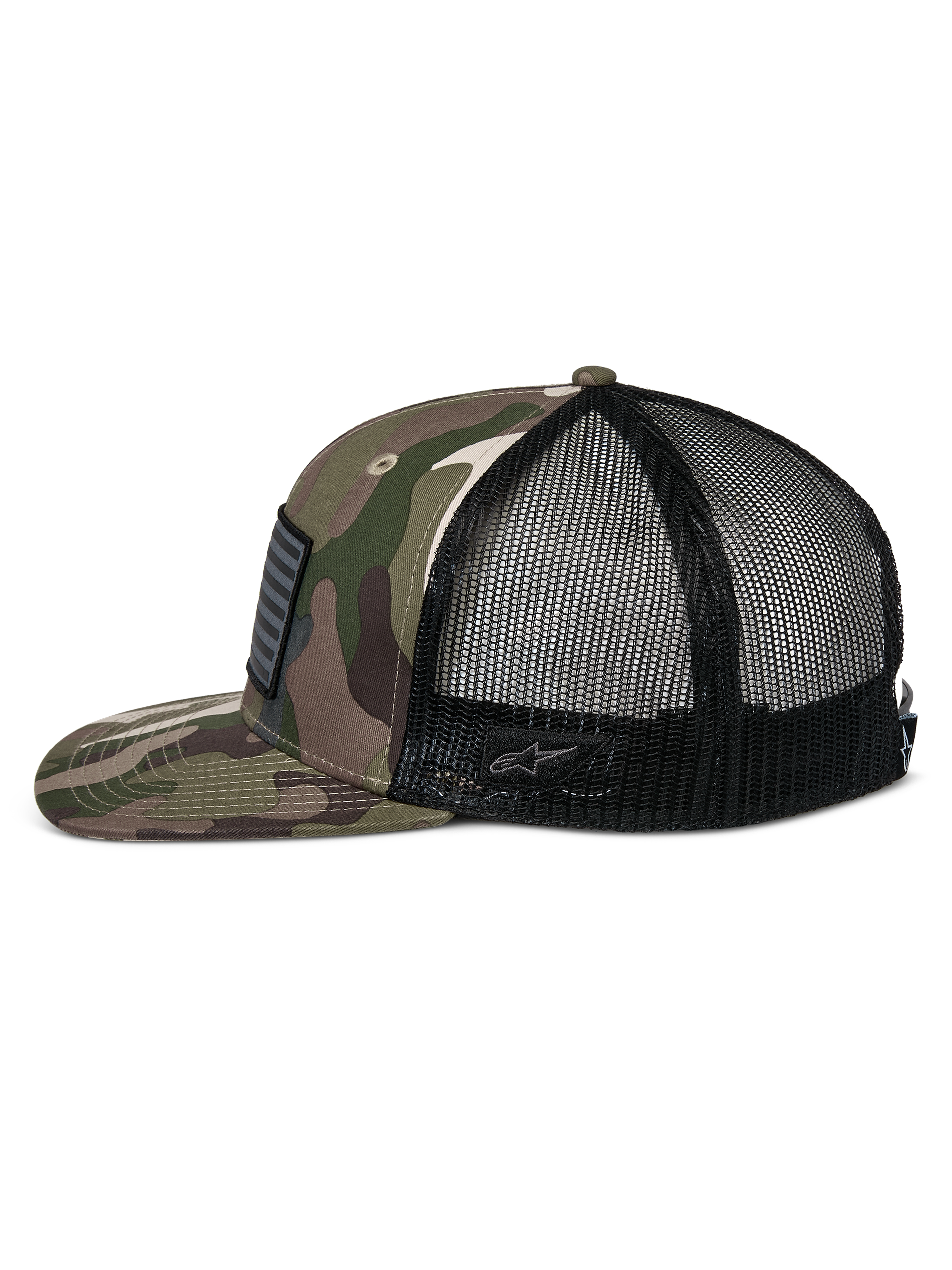 Cappello Alpinestars Flag Flat Trucker, mimetico verde e nero, visiera piatta e corona strutturata, parte anteriore in twill mimetico e retro in rete nera, vista laterale con patch a bandiera e logo ricamato, streetwear casual ispirato al motorsport