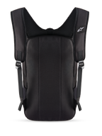 Zaino Alpinestars Defcon V3, nero, vista posteriore con pannello imbottito e spallacci in rete traspirante, piccolo logo Alpinestars bianco sullo spallaccio, struttura in poliestere 600D resistente per l'uso quotidiano