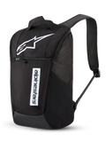 Zaino Alpinestars Defcon V3, zaino giornaliero, nero e bianco, con grande logo Astar bianco e scritta Alpinestars verticale, tasca frontale con cerniera, spallacci imbottiti in rete traspirante, poliestere 600D resistente, design casual ispirato al motorsport