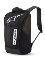 Zaino Alpinestars Defcon V3, zaino giornaliero, nero e bianco, con grande logo Astar bianco e scritta Alpinestars verticale, tasca frontale con cerniera, spallacci imbottiti in rete traspirante, poliestere 600D resistente, design casual ispirato al motorsport
