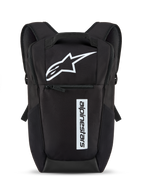 Zaino Alpinestars Defcon V3, nero e bianco, piccolo zaino per uso quotidiano con logo a stella bianco e marchio verticale, tasca frontale con cerniera, spallacci imbottiti, materiale in poliestere 600D resistente