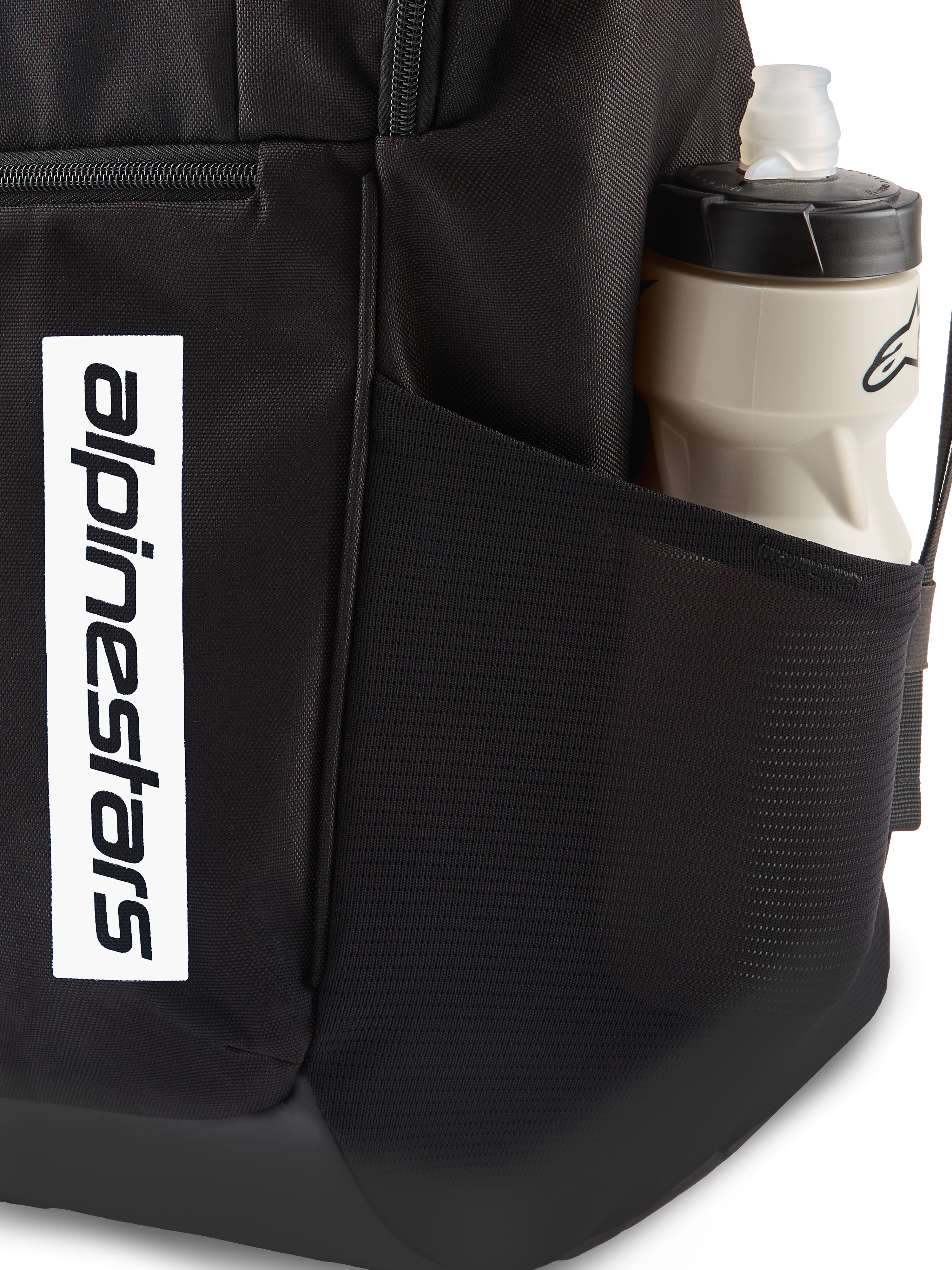 Zaino Alpinestars Defcon V3, zaino giornaliero nero, primo piano della tasca laterale in rete con borraccia, logo verticale bianco sulla parte anteriore, materiale in poliestere 600D resistente