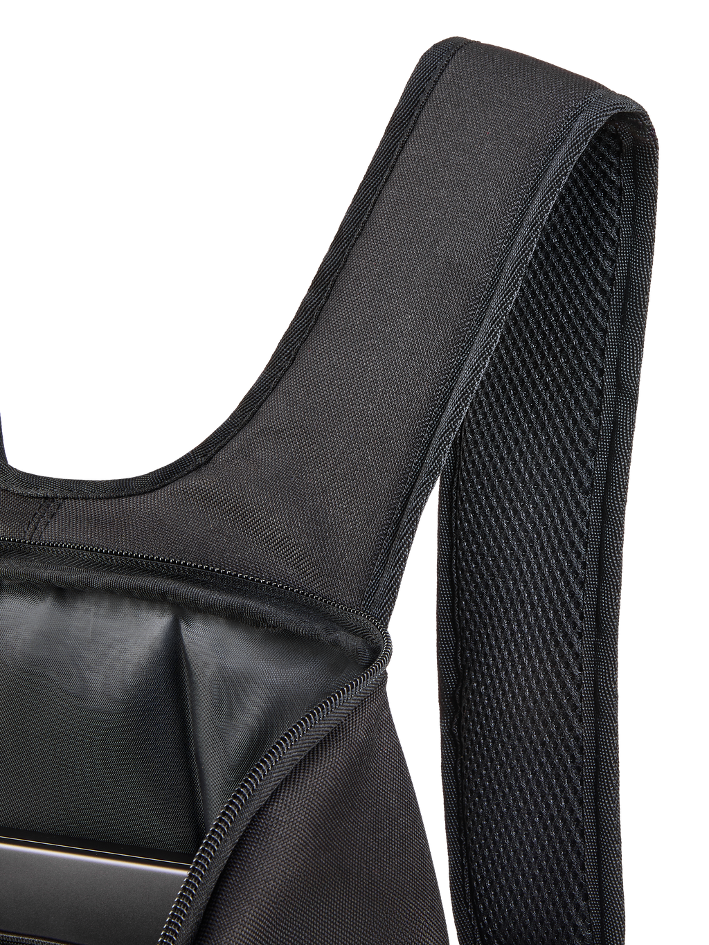 Zaino Alpinestars Defcon V3, primo piano dello spallaccio imbottito in rete traspirante e dello scomparto principale aperto, poliestere 600D nero, mostra la tasca interna per laptop e la resistente costruzione in tessuto.