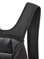 Zaino Alpinestars Defcon V3, primo piano dello spallaccio imbottito in rete traspirante e dello scomparto principale aperto, poliestere 600D nero, mostra la tasca interna per laptop e la resistente costruzione in tessuto.