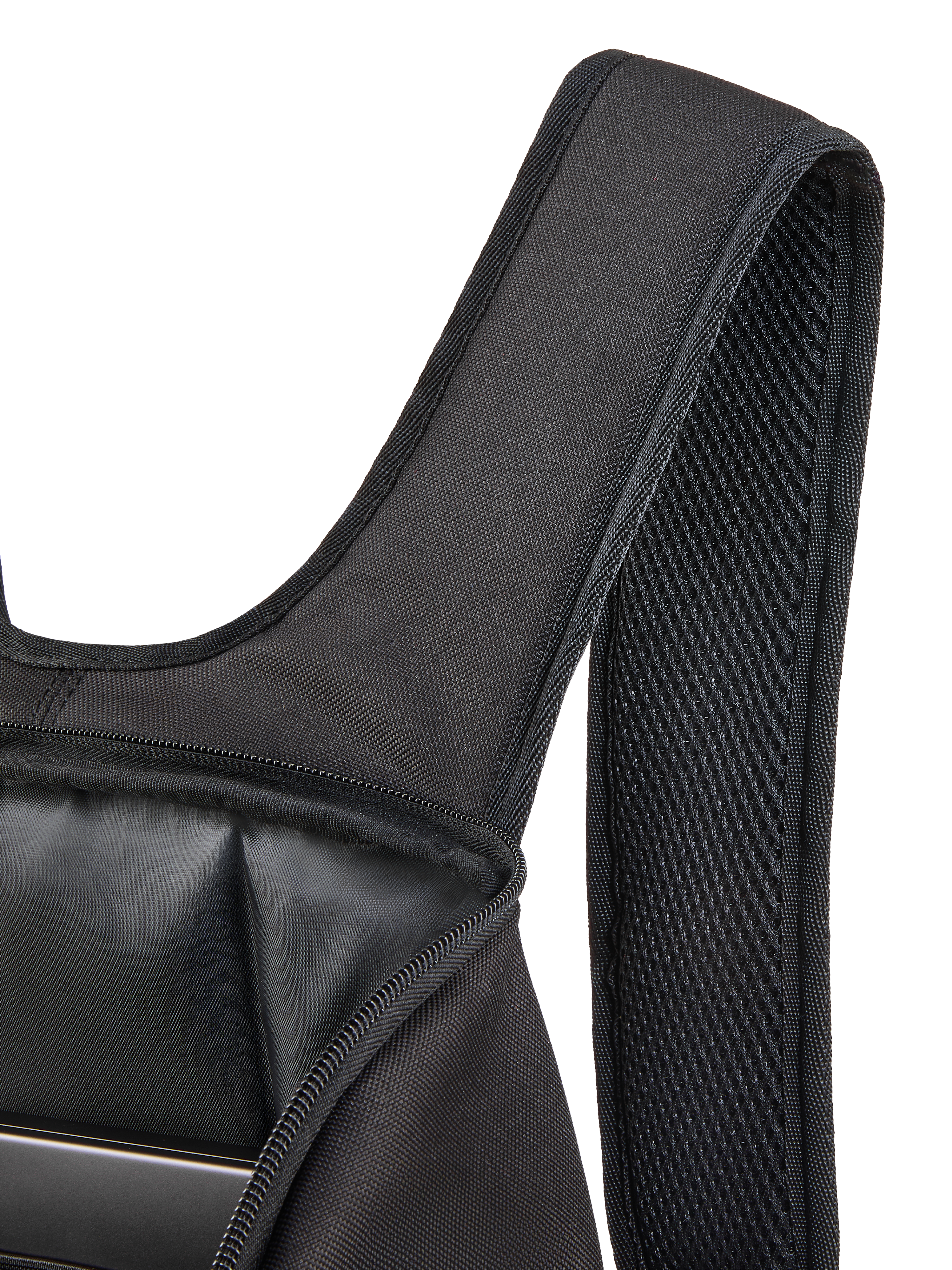 Zaino Alpinestars Defcon V3, primo piano dello spallaccio imbottito in rete traspirante e dello scomparto principale aperto, poliestere 600D nero, mostra la tasca interna per laptop e la resistente costruzione in tessuto.