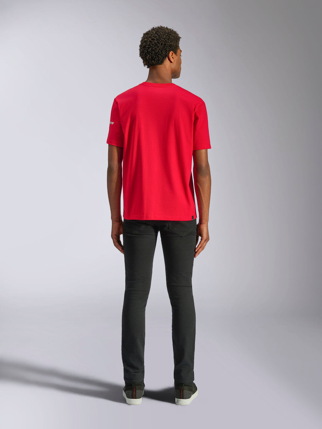 Alpinestars Frontal CSF Tee, t-shirt a maniche corte, rosso, vista posteriore su modello con pantaloni neri, abbigliamento sportivo casual ad alte prestazioni
