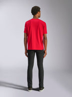 Alpinestars Frontal CSF Tee, t-shirt a maniche corte, rosso, vista posteriore su modello con pantaloni neri, abbigliamento sportivo casual ad alte prestazioni