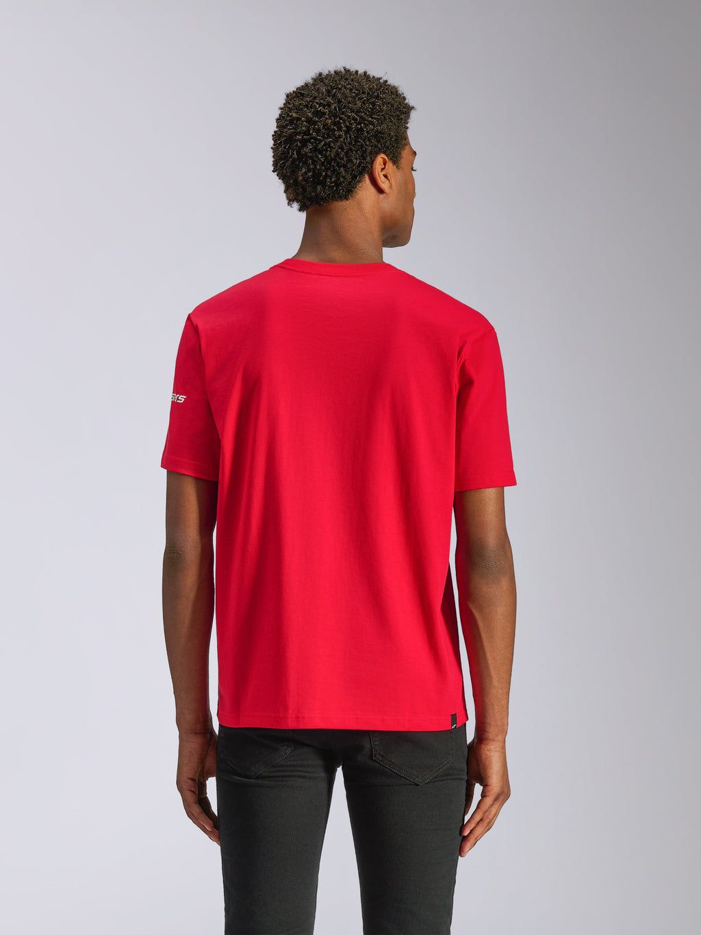 Alpinestars Frontal CSF Tee, t-shirt a maniche corte, rosso, vista posteriore su modello, tessuto traspirante sostenibile, abbigliamento sportivo casual ad alte prestazioni