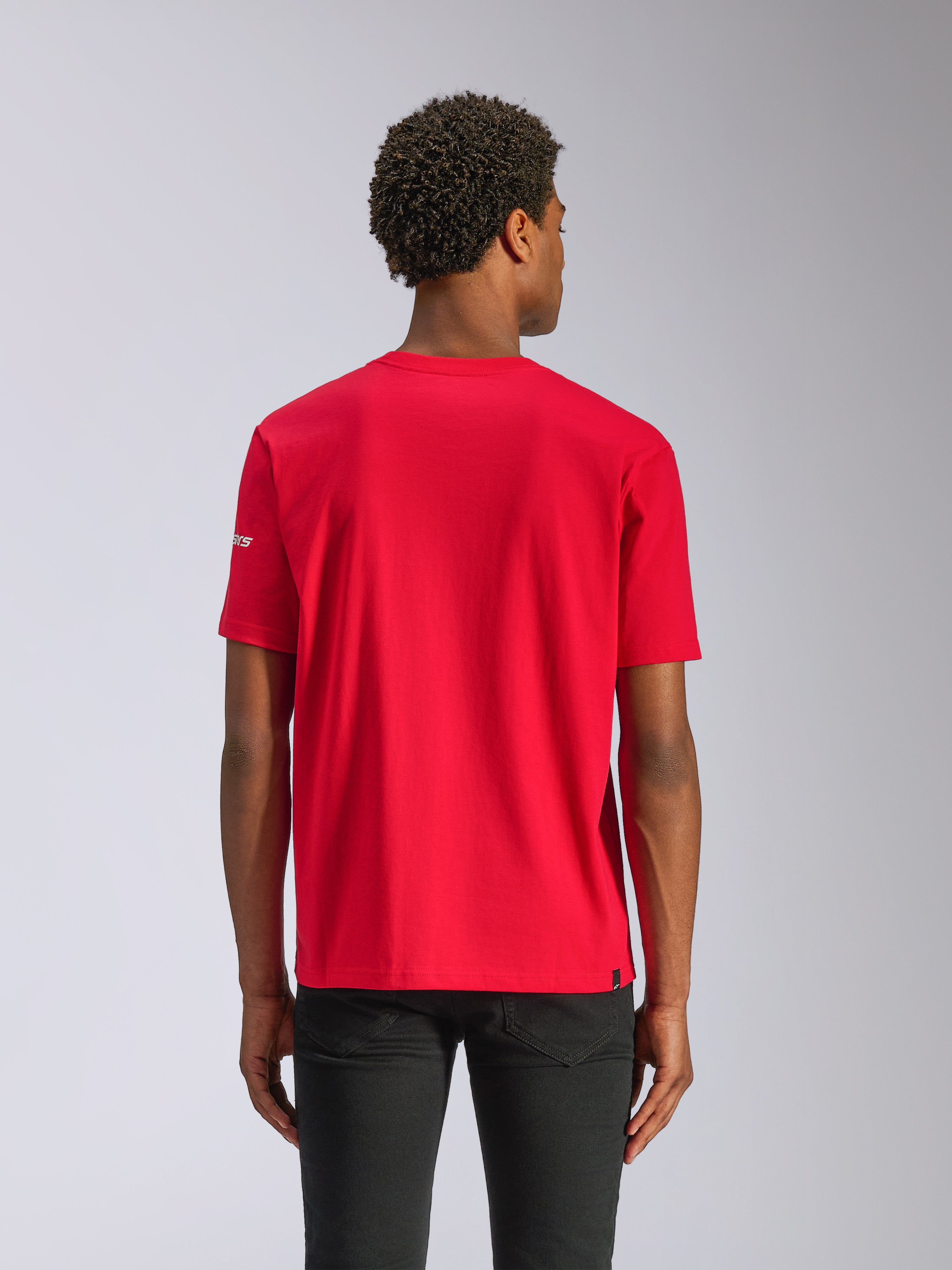 Alpinestars Frontal CSF Tee, t-shirt a maniche corte, rosso, vista posteriore su modello, tessuto traspirante sostenibile, abbigliamento sportivo casual ad alte prestazioni