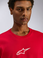Alpinestars Frontal CSF Tee, t-shirt a maniche corte, rosso, logo Astars bianco sul petto, primo piano di un modello che indossa abbigliamento sportivo sostenibile e traspirante