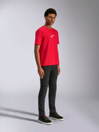 Alpinestars Frontal CSF Tee, t-shirt a maniche corte, rossa, logo con stella bianca sul petto, indossata da un modello con pantaloni neri e sneakers nere, streetwear casual performance motorsport