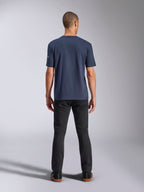 Alpinestars Frontal CSF Tee, maglietta a maniche corte, blu navy, vista posteriore su modello con pantaloni neri, casual motorsport streetwear