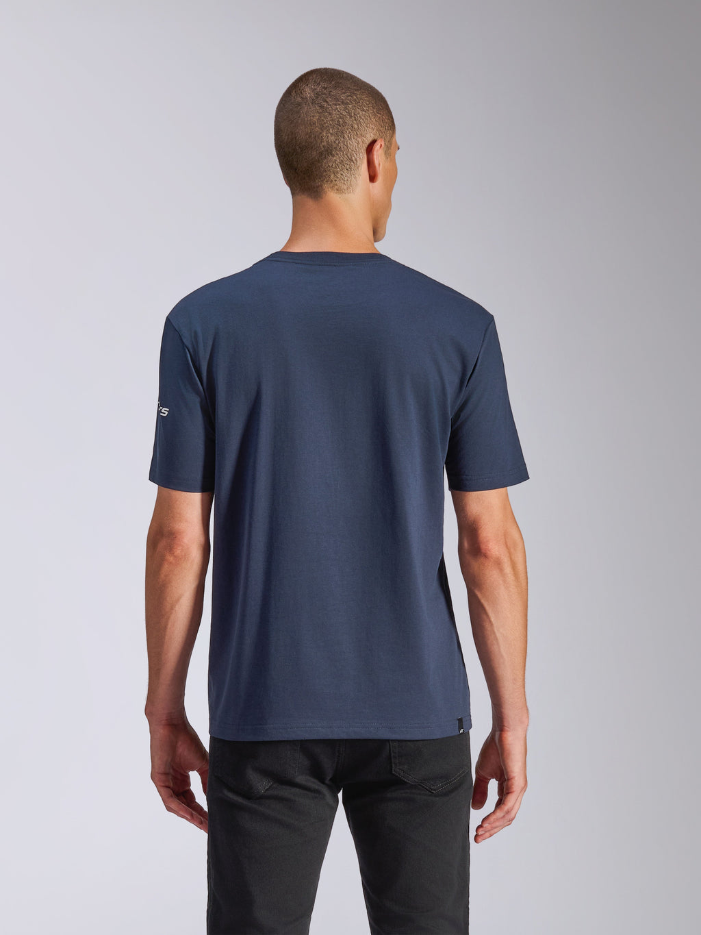 Alpinestars Frontal CSF Tee, t-shirt a maniche corte, navy, vista posteriore su modello con pantaloni neri, abbigliamento sportivo casual ad alte prestazioni