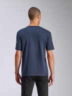 Alpinestars Frontal CSF Tee, t-shirt a maniche corte, navy, vista posteriore su modello con pantaloni neri, abbigliamento sportivo casual ad alte prestazioni