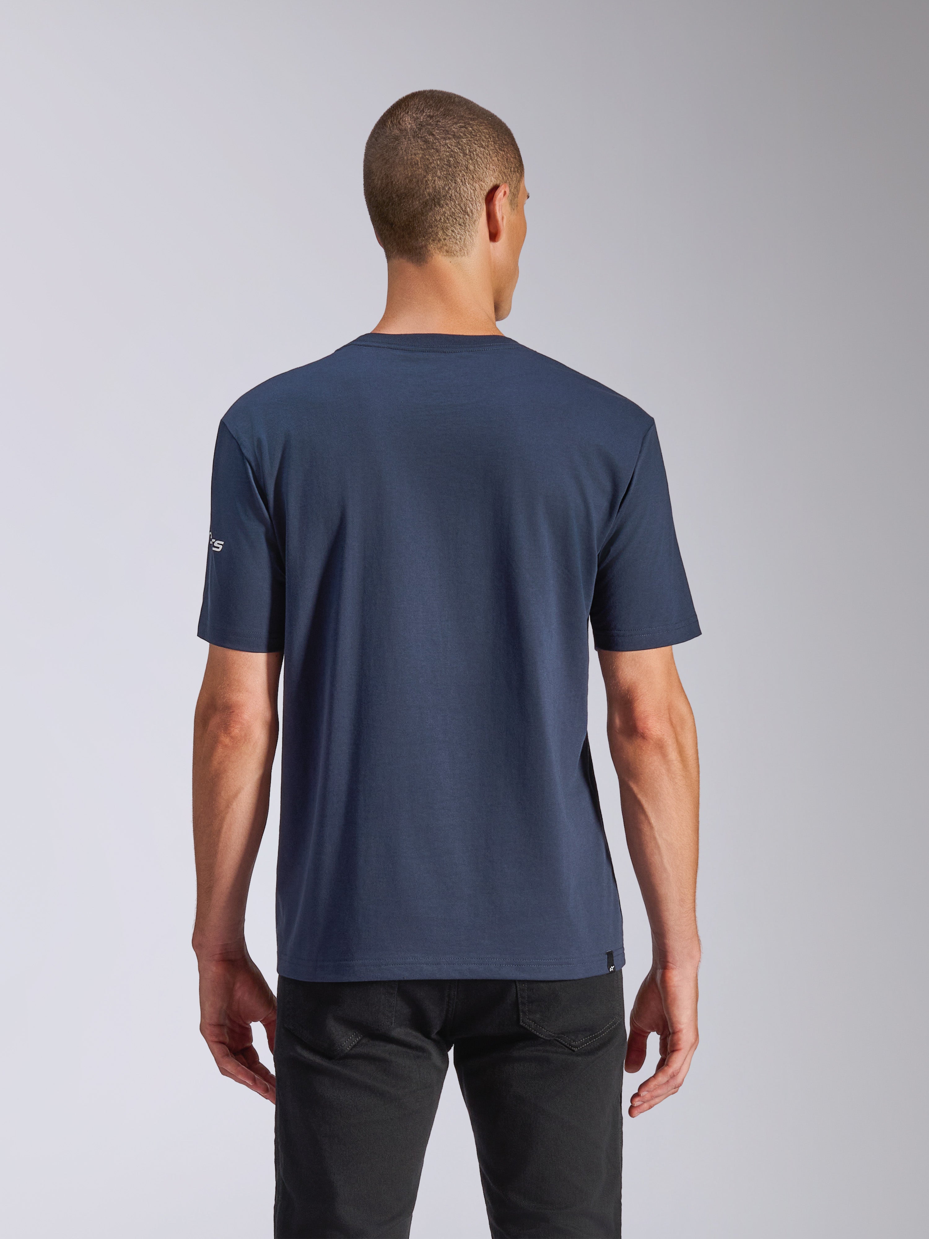 Alpinestars Frontal CSF Tee, t-shirt a maniche corte, navy, vista posteriore su modello con pantaloni neri, abbigliamento sportivo casual ad alte prestazioni
