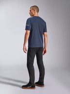 Alpinestars Frontal CSF Tee, t-shirt a maniche corte, blu navy, vista posteriore su modello con logo sulla manica, indossata con pantaloni neri e sneakers, streetwear casual di ispirazione motorsport