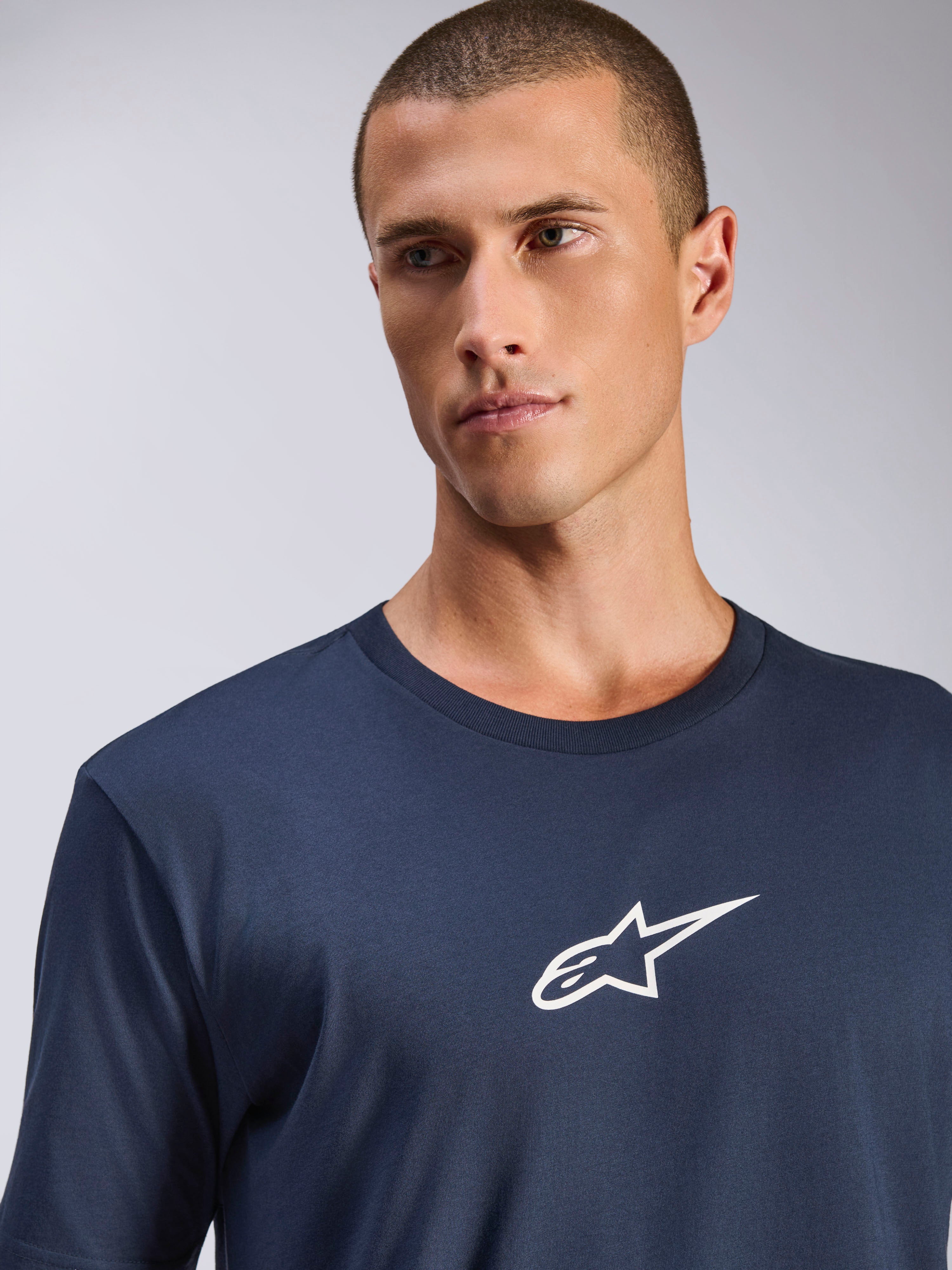 Alpinestars Frontal CSF Tee, maglietta a maniche corte, navy, piccolo logo Alpinestars bianco sul petto, indossata da un modello, abbigliamento sportivo casual ad alte prestazioni