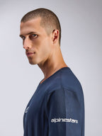 Alpinestars Frontal CSF Tee, T-shirt a maniche corte, blu navy, vista di profilo di un modello, logo Alpinestars bianco sulla manica, tessuto tecnico traspirante, stile casual motorsport