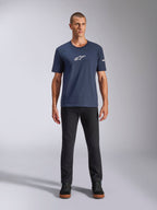 Alpinestars Frontal CSF Tee, t-shirt a maniche corte, blu navy, logo Alpinestars a stella bianco sul petto, indossata con pantaloni neri e sneakers, abbigliamento sportivo casual ad alte prestazioni