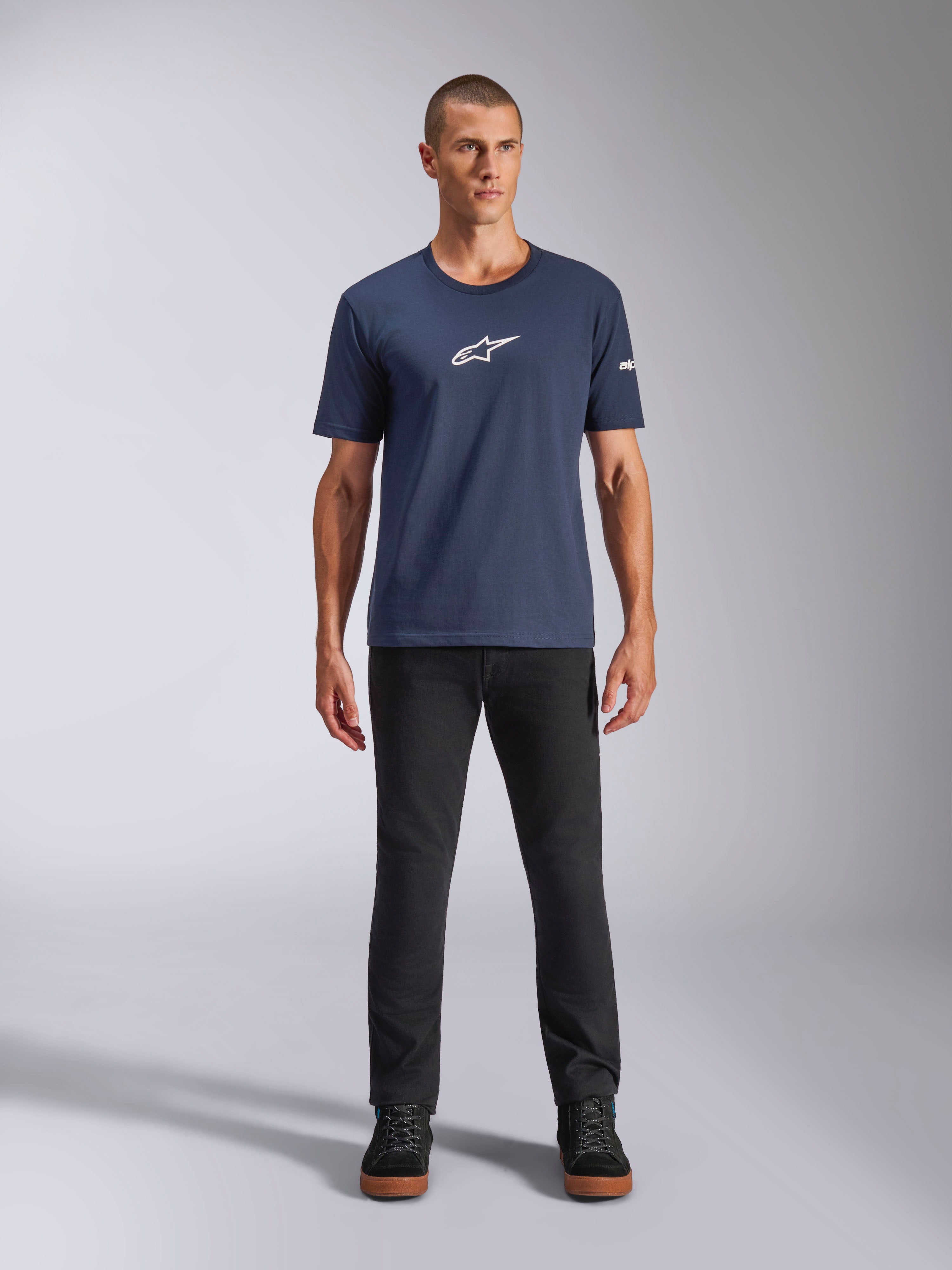 Alpinestars Frontal CSF Tee, t-shirt a maniche corte, blu navy, logo Alpinestars a stella bianco sul petto, indossata con pantaloni neri e sneakers, abbigliamento sportivo casual ad alte prestazioni