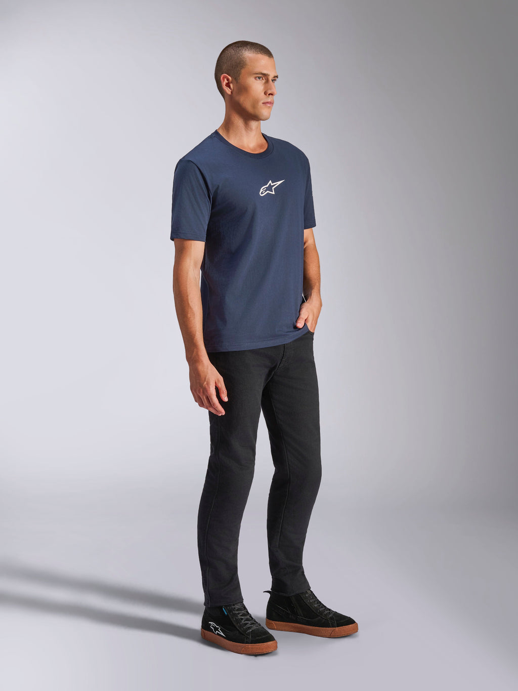Maglietta Alpinestars Frontal CSF, t-shirt a maniche corte, blu navy, piccolo logo Astars bianco sul petto, indossata con pantaloni neri e sneakers, streetwear casual ad alte prestazioni
