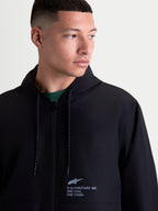 Alpinestars Giacca frangivento Speeder Resolve, giacca sportswear leggera da uomo per uso urbano, nera, poliestere, dettaglio su cappuccio, cordini punteggiati e logo Alpinestars sul petto
