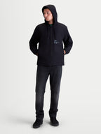 Alpinestars Giacca Frangivento Speeder Resolve, giacca sportswear leggera da uomo, nera, in poliestere con cappuccio regolabile e fodera interna in rete. Vista intera su modello per un look urban e casual quotidiano con branding Alpinestars sul petto.
