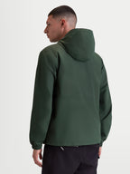 Alpinestars Giacca frangivento Speeder Resolve, giacca sportswear leggera con cappuccio per uso urbano, verde, in poliestere antivento con fodera in rete, vista posteriore su modello che mostra il design pulito della schiena e i polsini elastici.