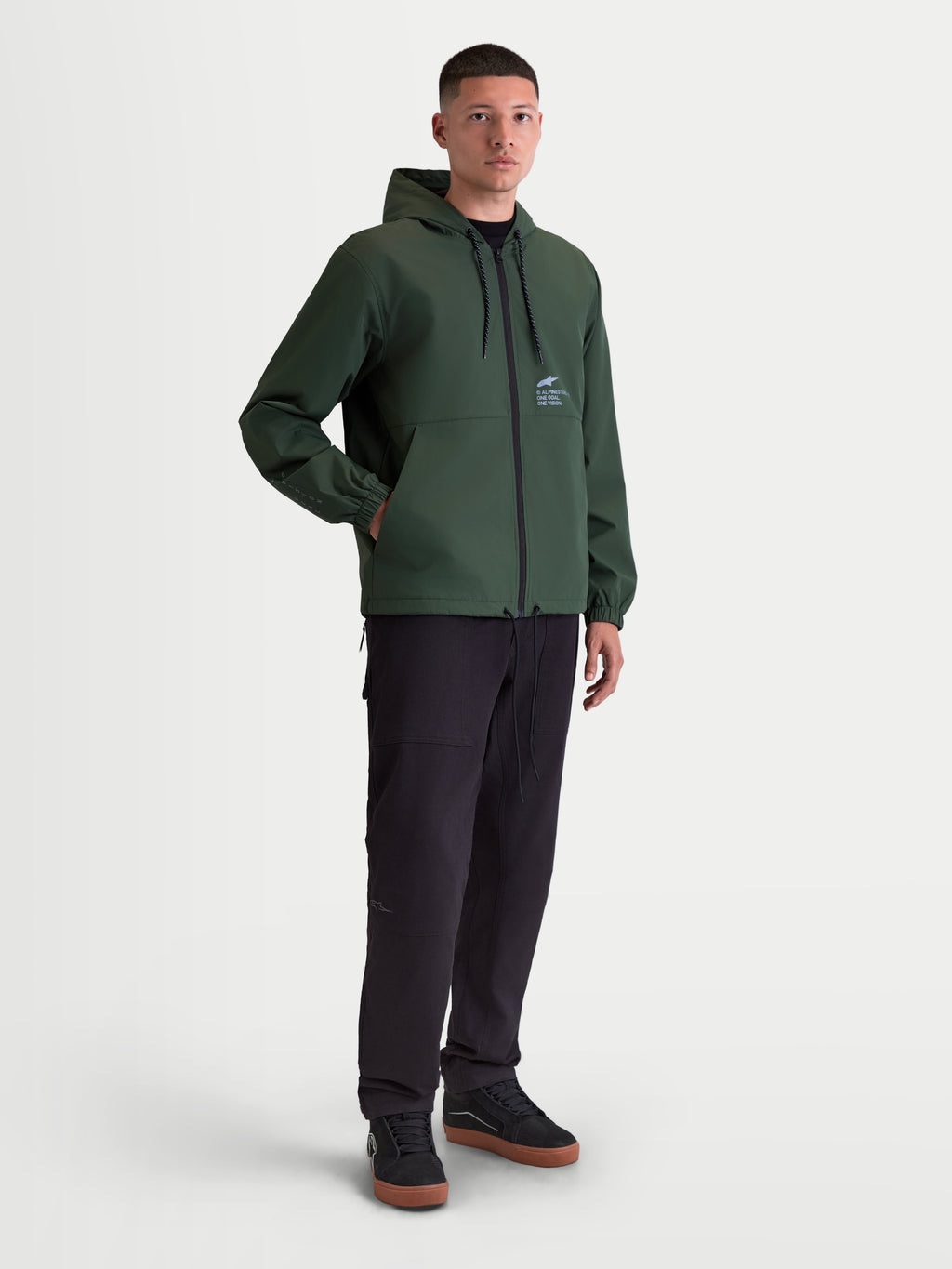 Alpinestars Giacca frangivento Speeder Resolve, giacca con cappuccio da uomo verde pino, leggera per uso urban e sportswear, costruzione in poliestere con fodera in rete e loghi Alpinestars sul petto.