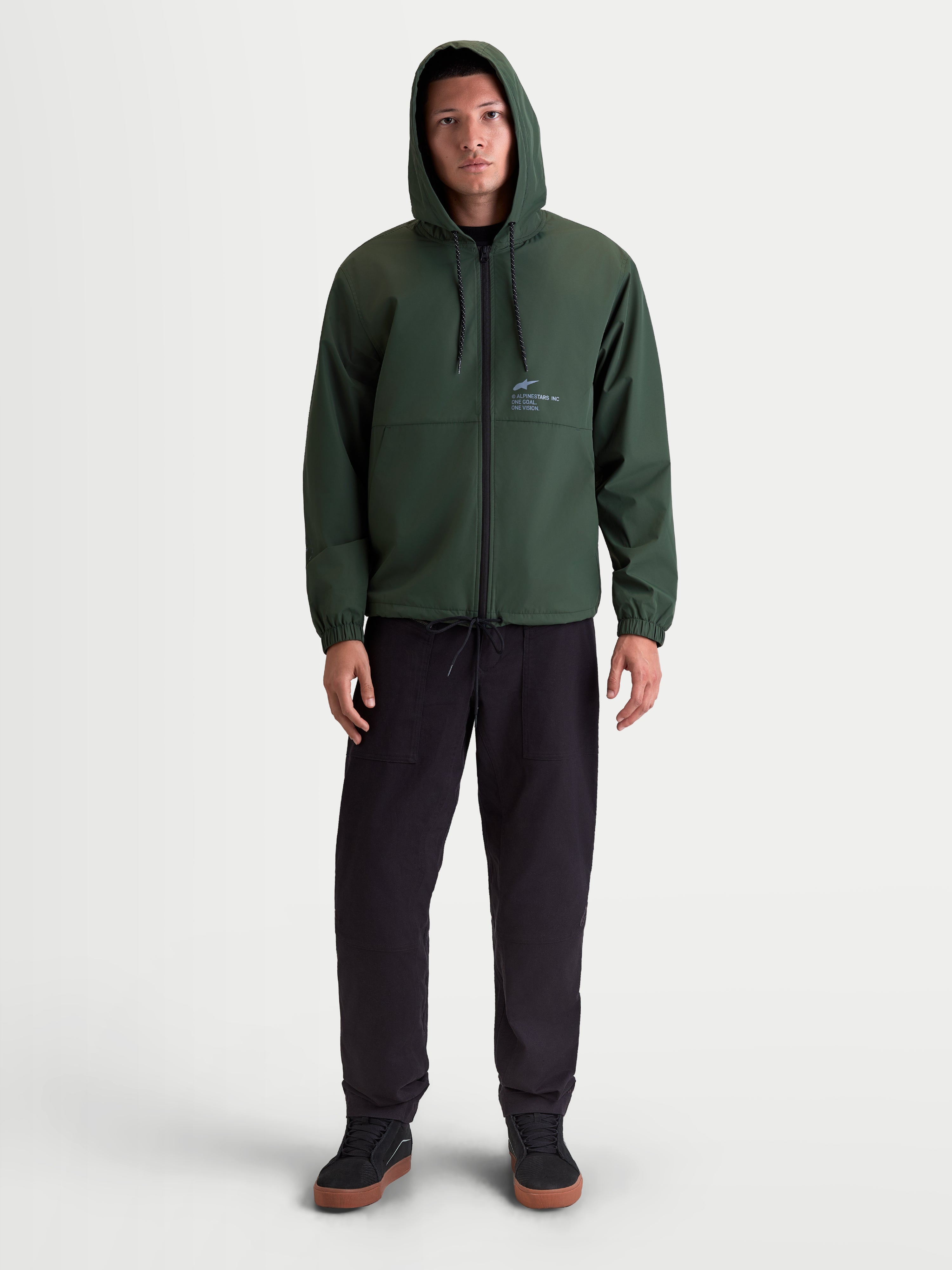 Alpinestars Giacca frangivento Speeder Resolve, giacca frangivento leggera da uomo con cappuccio regolabile, zip frontale a spirale inversa, colore verde, loghi Alpinestars su petto e manica, vista frontale su modello