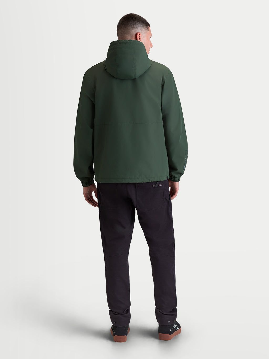 Alpinestars giacca frangivento Speeder Resolve, giacca frangivento leggera da uomo, verde pino, vista posteriore con cappuccio e polsini elastici, stile sportswear ispirazione motorsport