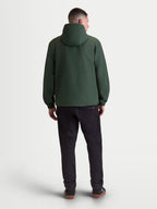Alpinestars giacca frangivento Speeder Resolve, giacca frangivento leggera da uomo, verde pino, vista posteriore con cappuccio e polsini elastici, stile sportswear ispirazione motorsport