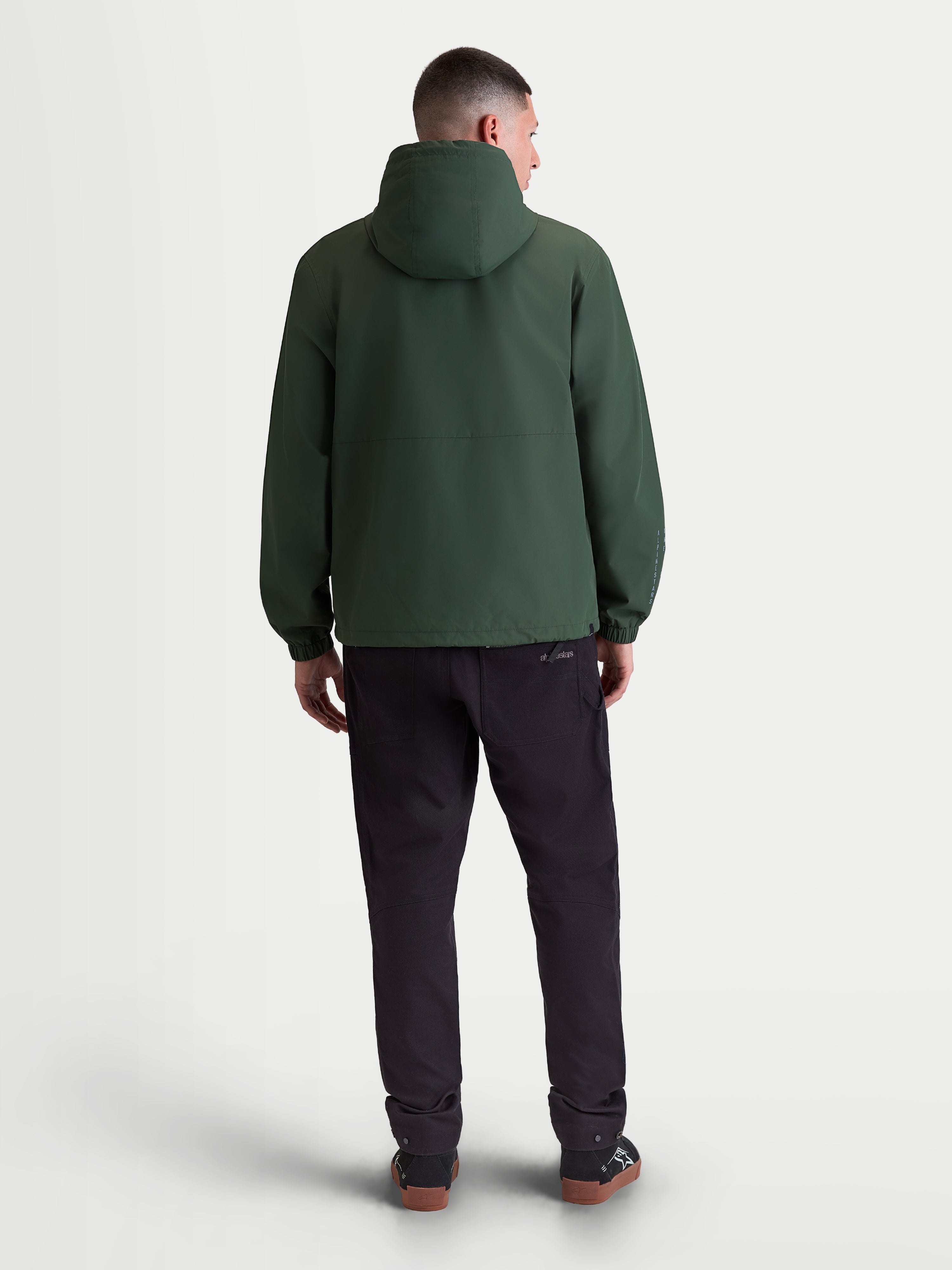 Alpinestars giacca frangivento Speeder Resolve, giacca frangivento leggera da uomo, verde pino, vista posteriore con cappuccio e polsini elastici, stile sportswear ispirazione motorsport