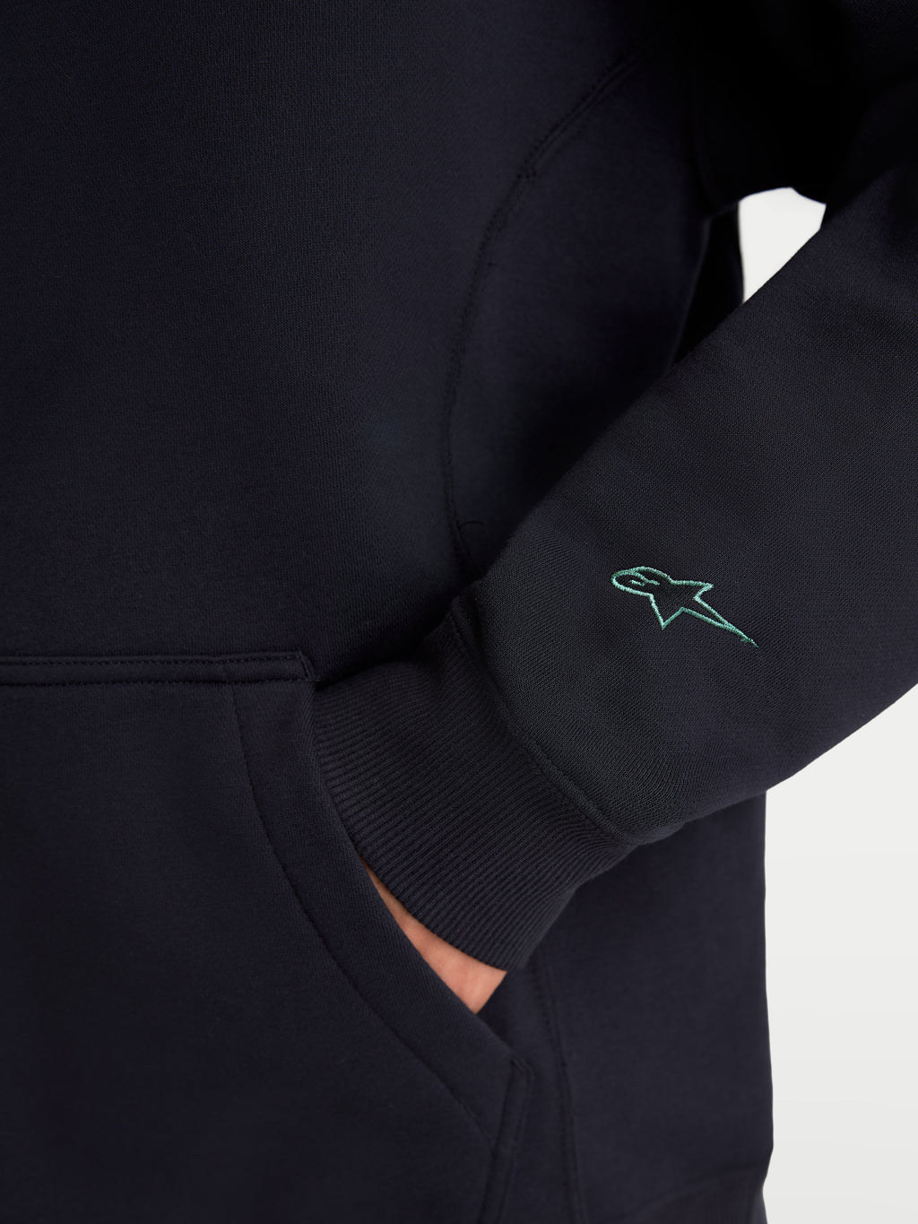 Alpinestars Guise Oversized Crew, pullover in pile sportswear, nero, primo piano del logo Astars ricamato sulla manica, con polsini a costine e dettaglio della tasca a marsupio, in misto cotone e poliestere riciclato, vestibilità oversize