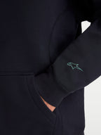 Alpinestars Guise Oversized Crew, pullover in pile sportswear, nero, primo piano del logo Astars ricamato sulla manica, con polsini a costine e dettaglio della tasca a marsupio, in misto cotone e poliestere riciclato, vestibilità oversize