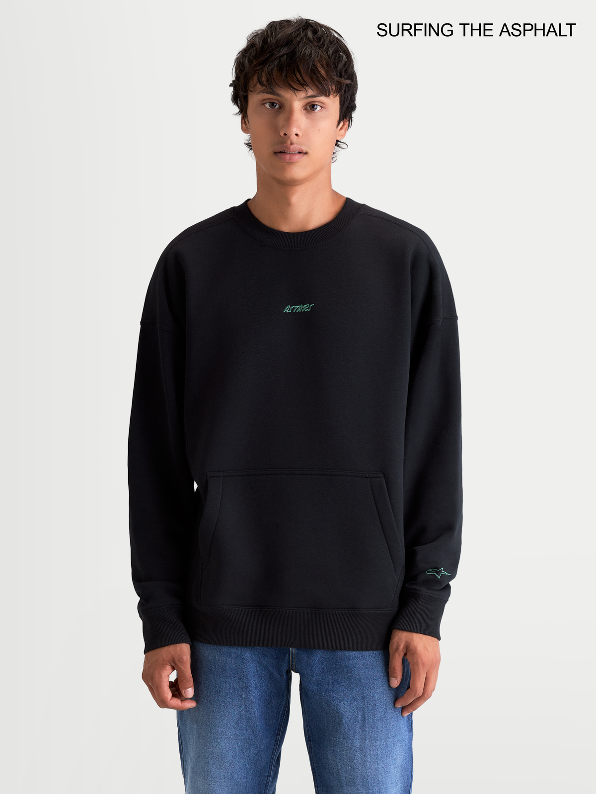 Alpinestars Felpa Guise Oversized Crew, felpa girocollo da uomo in pile nero con vestibilità oversize, tasca a marsupio e logo ricamato, indossata da un modello