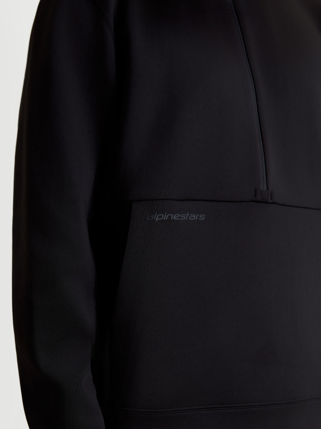 Alpinestars Felpa Apera Half-Zip, pullover sportswear unisex, nera, dettaglio ravvicinato della stampa logo HD tonale sulla tasca a marsupio e design con chiusura half-zip, realizzata in pile premium tri-blend