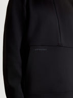 Alpinestars Felpa Apera Half-Zip, pullover sportswear unisex, nera, dettaglio ravvicinato della stampa logo HD tonale sulla tasca a marsupio e design con chiusura half-zip, realizzata in pile premium tri-blend